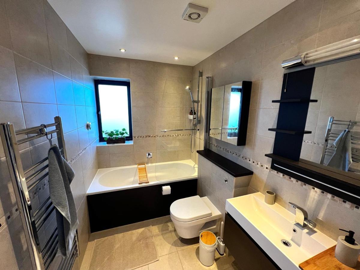 דירות קינגסטון אפון תמז Modern And Cozy 2-Guest Flat With Gated Parking מראה חיצוני תמונה